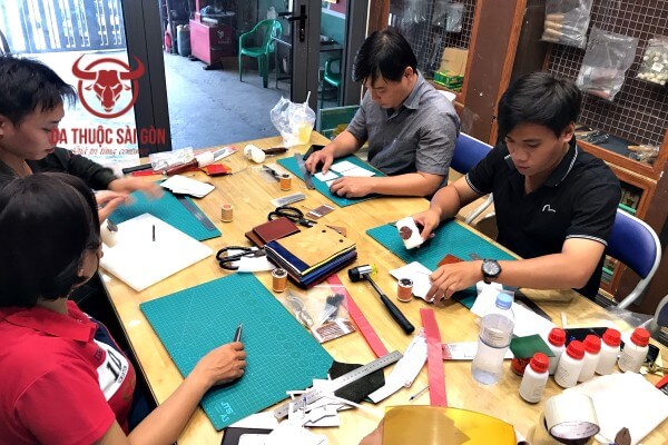 Làm ví handmade bằng da thật