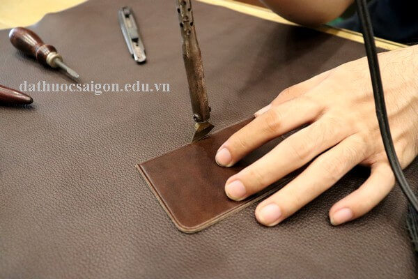 lớp dạy làm ví da