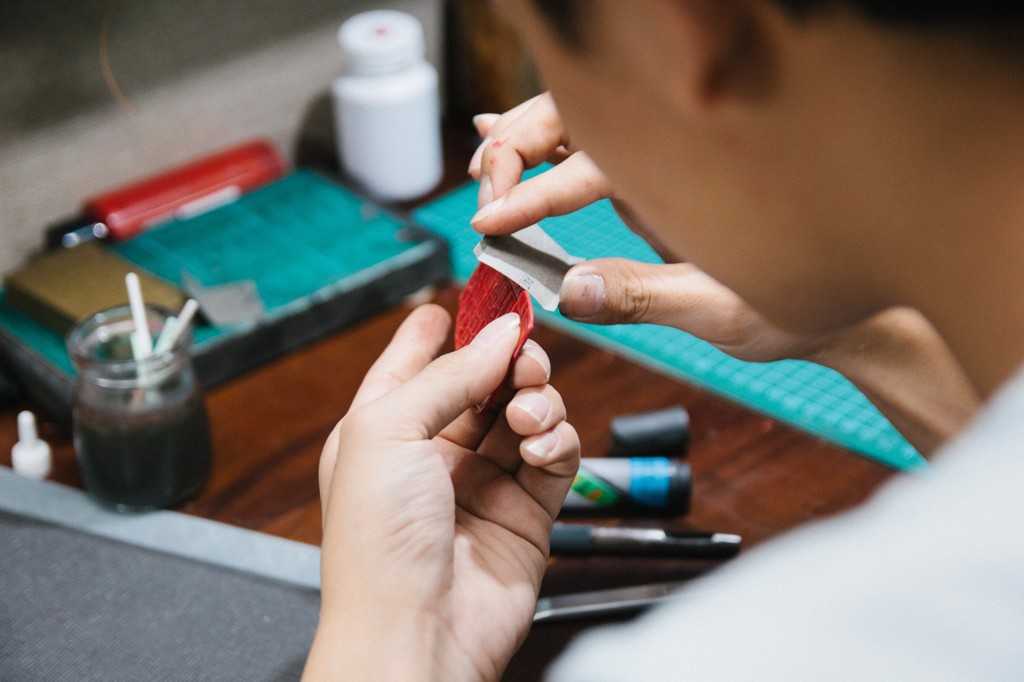 cách sơn viền cạnh da