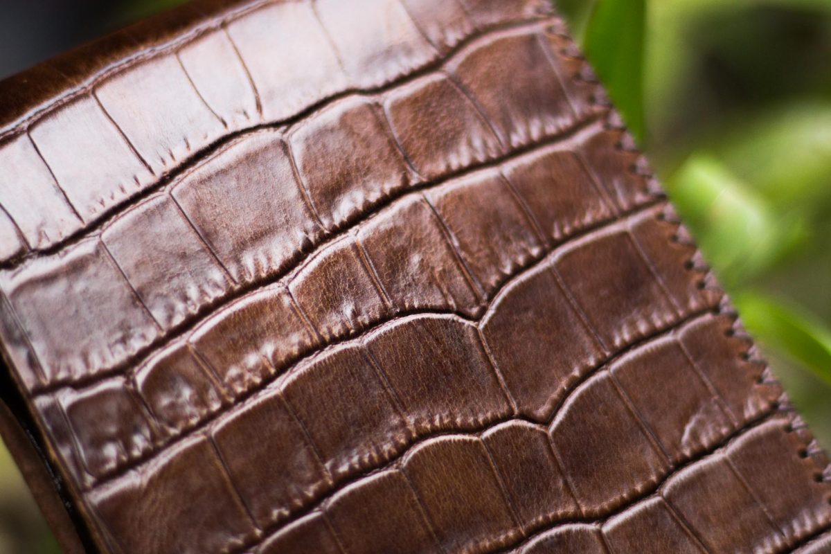 ví da bò dập vân cá sấu