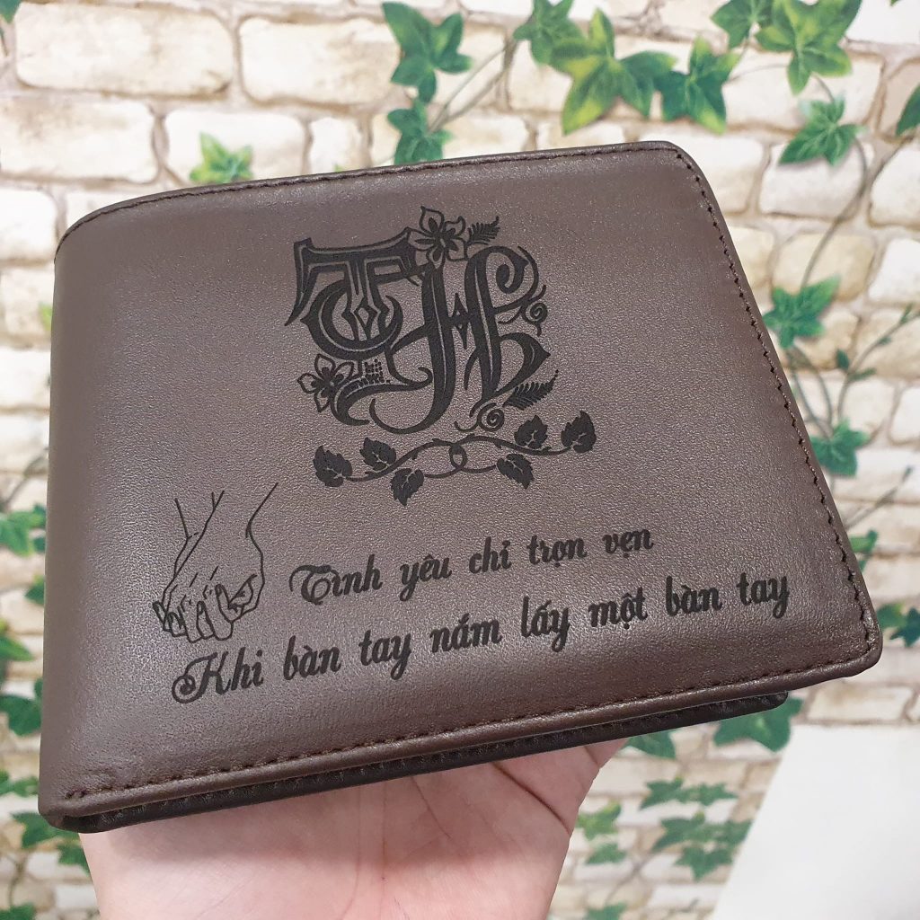 Ví da bò khắc tên