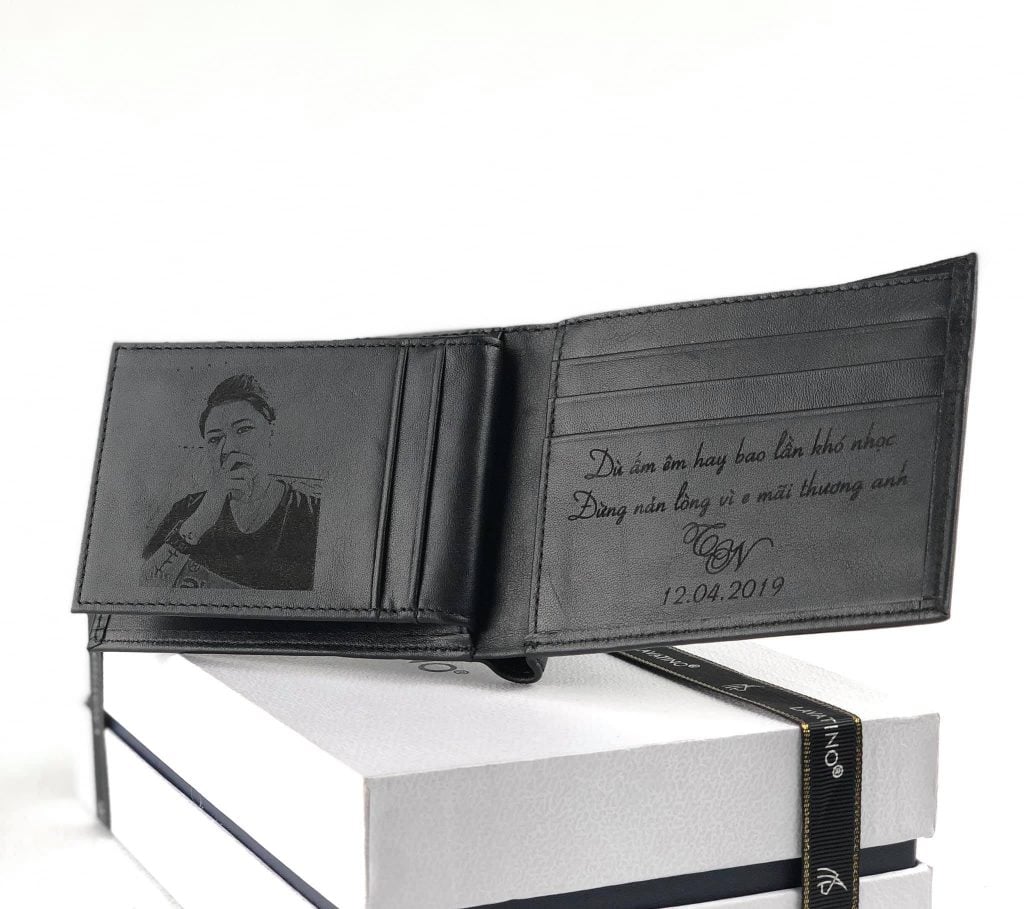 ví da bò khắc tên