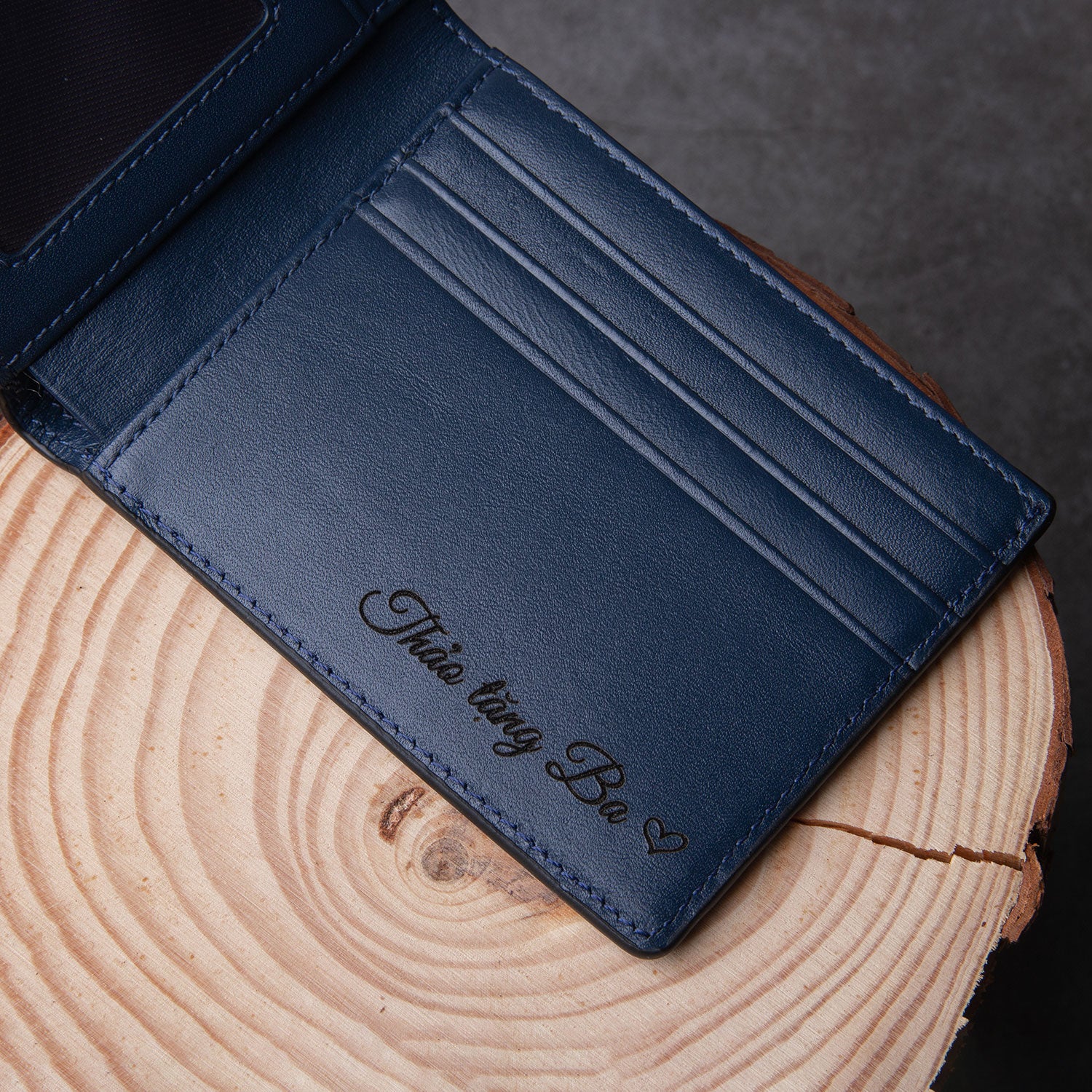 ví da bò khắc tên