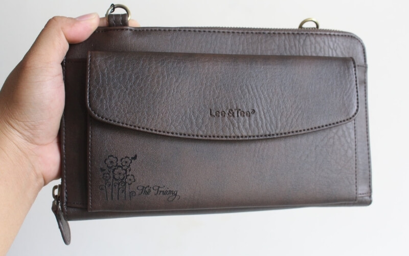 ví da bò khắc tên