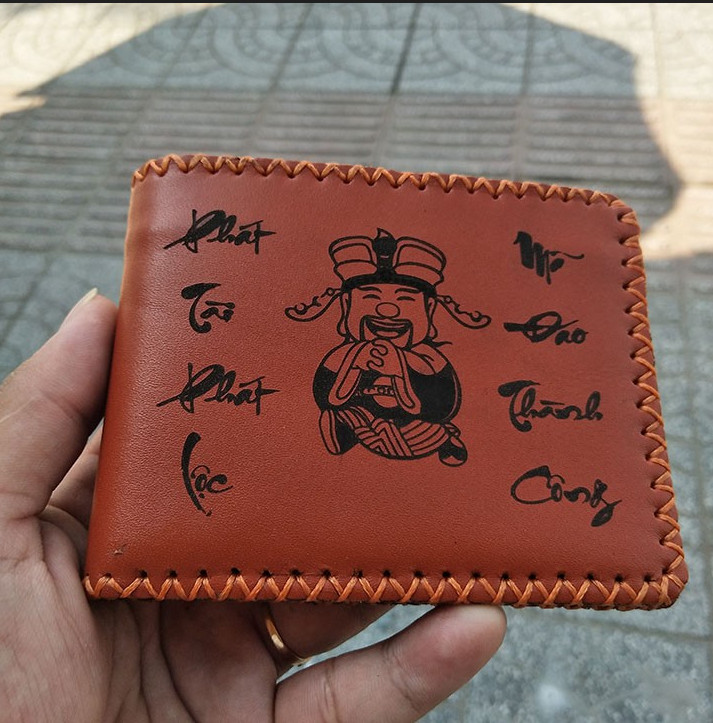 ví da bò khắc tên