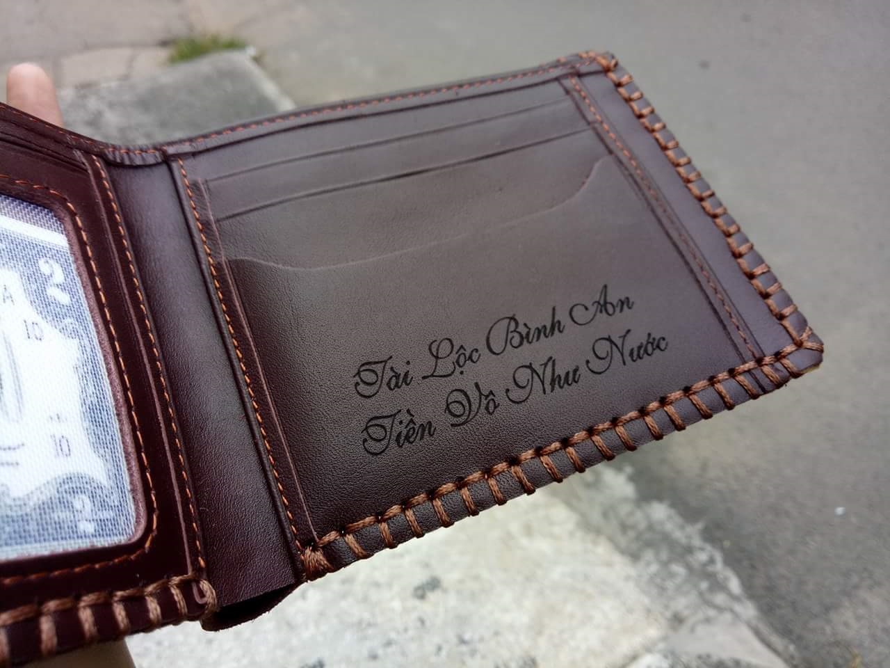 ví da bò khắc tên