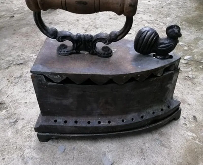 Bàn ủi con gà 1914