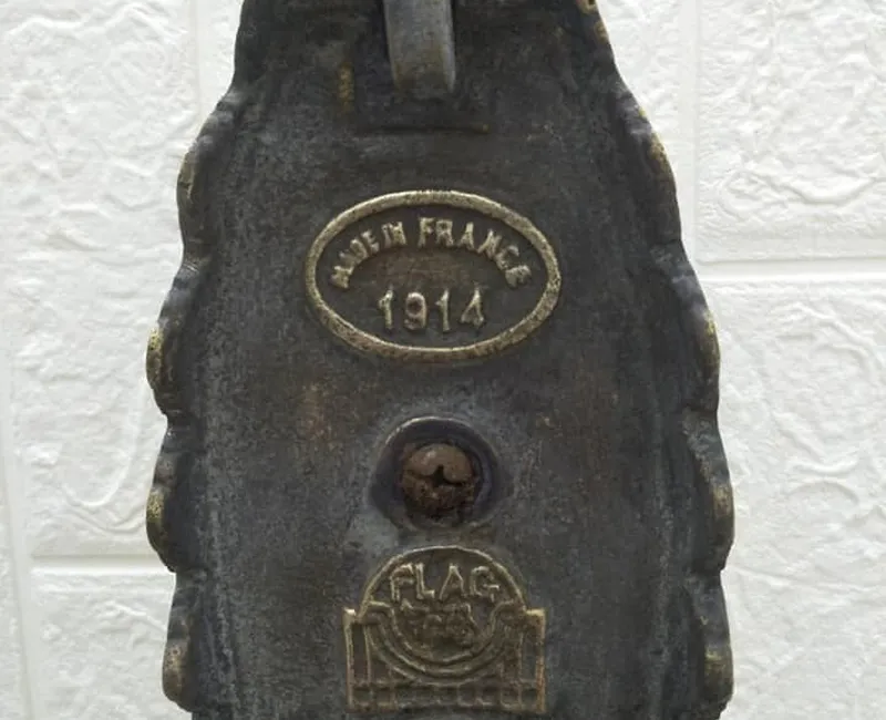 Bàn ủi con gà 1914