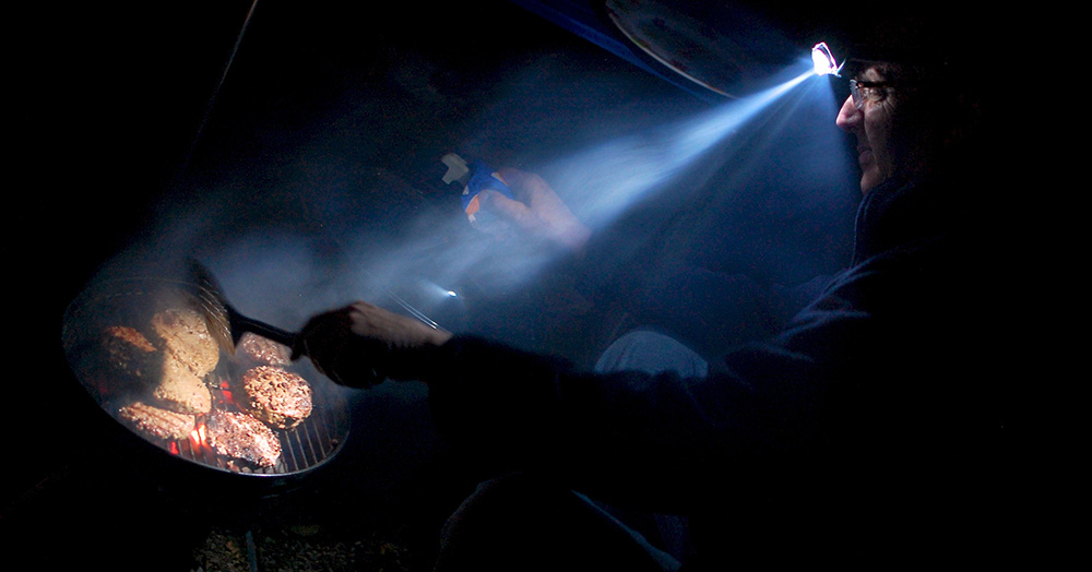 cach-chon-den-pin-khi-di-da-ngoai