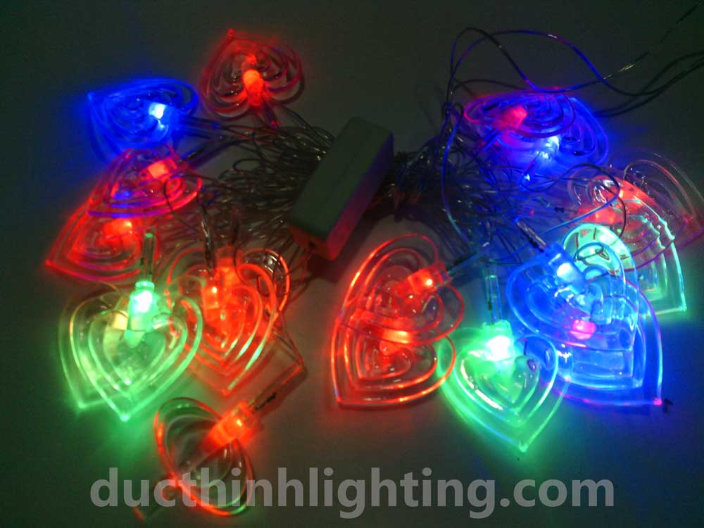 Dây đèn chớp led trái tim là một cách tuyệt vời để trang trí cho bữa tiệc của bạn hoặc để mang đến cho căn phòng của bạn một vẻ đẹp ấn tượng. Hãy sử dụng dây đèn này để tạo ra một không gian tuyệt đẹp và lãng mạn cho bạn và người thân của mình.
