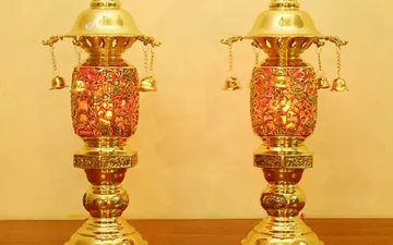 Nên dùng đèn trang trí bàn thờ phật bằng điện hay bằng nến
