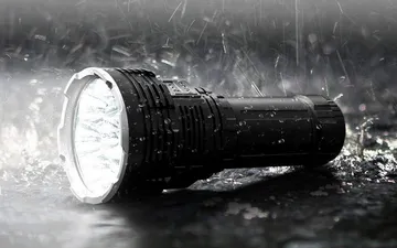 Tìm hiểu về khả năng chống nước của đèn pin