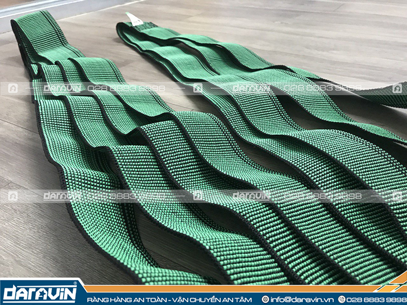 4. Đơn vị cung cấp dây thun ràng pallet theo yêu cầu Khi quyết định chọn đơn vị cung cấp dây ràng pallet, đặc biệt cần tập trung vào việc lựa chọn những nhà sản xuất và nhà phân phối đã được chứng nhận và tuân thủ các chuẩn mực quốc tế. Điều này đảm bảo rằng bạn sử dụng sản phẩm chất lượng và an toàn, giúp đảm bảo tính ổn định và bền vững của quá trình vận chuyển và lưu kho. Trong số các nhà cung cấp dây ràng pallet được đánh giá cao, công ty SXTM & KỸ THUẬT MINH KHÔI thương hiệu DARAVIN là một địa chỉ đáng tin cậy. Với hơn 5 năm kinh nghiệm trong ngành thiết bị phụ trợ logistics, công ty không chỉ cung cấp dây ràng pallet mà còn cung cấp các giải pháp tối ưu cho quy trình lưu kho và bảo quản hàng hóa trên pallet của doanh nghiệp. Với quy trình sản xuất đạt chuẩn kiểm định sản phẩm dây ràng pallet của công ty được đánh giá cao về chất lượng và tính ứng dụng. Đã được tin dùng bởi hàng nghìn doanh nghiệp và là đối tác của các tập đoàn lớn, công ty không chỉ mang lại sản phẩm chất lượng và giải pháp tối ưu mà còn cung cấp nhiều lợi ích khác như tối ưu chi phí, nâng cao hiệu suất công việc và đảm bảo an toàn cho hàng hóa đồng thời nâng cao hình ảnh doanh nghiệp sản xuất “xanh” vì môi trường. 4. Đơn vị cung cấp dây thun ràng pallet theo yêu cầu Khi quyết định chọn đơn vị cung cấp dây ràng pallet, đặc biệt cần tập trung vào việc lựa chọn những nhà sản xuất và nhà phân phối đã được chứng nhận và tuân thủ các chuẩn mực quốc tế. Điều này đảm bảo rằng bạn sử dụng sản phẩm chất lượng và an toàn, giúp đảm bảo tính ổn định và bền vững của quá trình vận chuyển và lưu kho. Trong số các nhà cung cấp dây ràng pallet được đánh giá cao, công ty SXTM & KỸ THUẬT MINH KHÔI thương hiệu DARAVIN là một địa chỉ đáng tin cậy. Với hơn 5 năm kinh nghiệm trong ngành thiết bị phụ trợ logistics, công ty không chỉ cung cấp dây ràng pallet mà còn cung cấp các giải pháp tối ưu cho quy trình lưu kho và bảo quản hàng hóa trên pallet của doanh nghiệp. Với quy trình sản xuất đạt chuẩn kiểm định sản phẩm dây ràng pallet của công ty được đánh giá cao về chất lượng và tính ứng dụng. Đã được tin dùng bởi hàng nghìn doanh nghiệp và là đối tác của các tập đoàn lớn, công ty không chỉ mang lại sản phẩm chất lượng và giải pháp tối ưu mà còn cung cấp nhiều lợi ích khác như tối ưu chi phí, nâng cao hiệu suất công việc và đảm bảo an toàn cho hàng hóa đồng thời nâng cao hình ảnh doanh nghiệp sản xuất “xanh” vì môi trường.