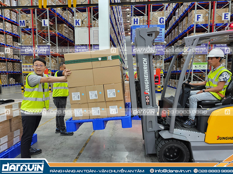 Đơn vị cung cấp giải pháp chống rơi đổ hàng bằng dây thun buộc hàng trên pallet Đơn vị cung cấp giải pháp chống rơi đổ hàng bằng dây thun buộc hàng trên pallet