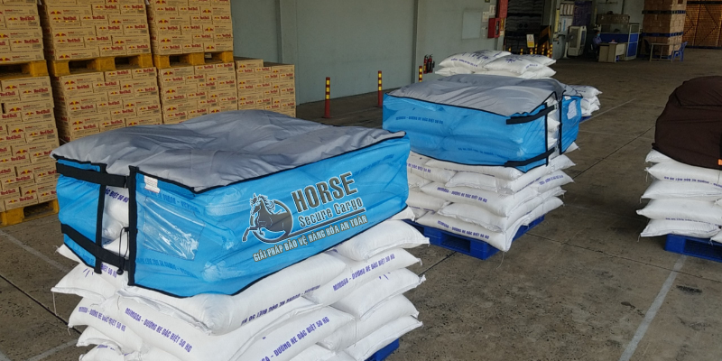 Các hàng hóa trước khi lưu kho đều sử dụng lưới quấn pallet tái sử dụng Các hàng hóa trước khi lưu kho đều sử dụng lưới quấn pallet tái sử dụng