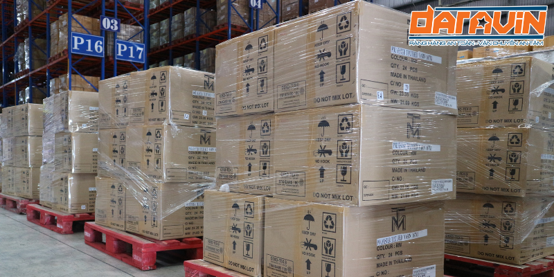 các hàng hóa tại kho đều đang sử dụng màng pe để quấn hàng các hàng hóa tại kho đều đang sử dụng màng pe để quấn hàng