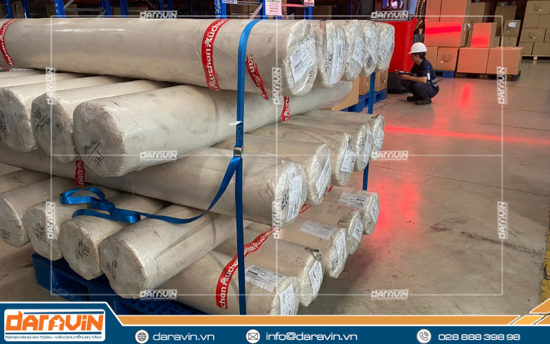 Dây ràng khóa cam giúp ràng hàng dạng ống trụ trên pallet Dây ràng khóa cam giúp ràng hàng dạng ống trụ trên pallet