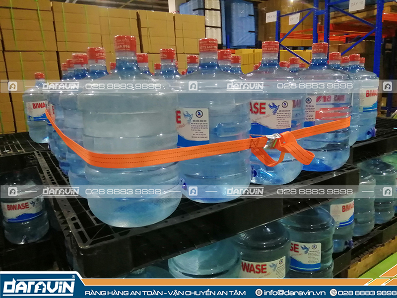 Tại sao sử dụng dây ràng khóa cam thay thế màng PE quấn pallet Tại sao sử dụng dây ràng khóa cam thay thế màng PE quấn pallet