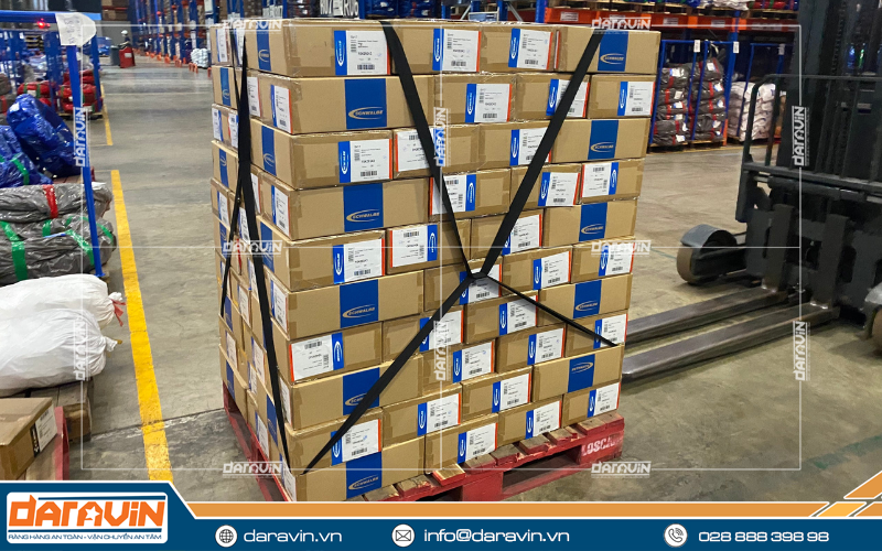 Dây thun ràng chéo trên pallet cố định hàng thùng Dây thun ràng chéo trên pallet cố định hàng thùng