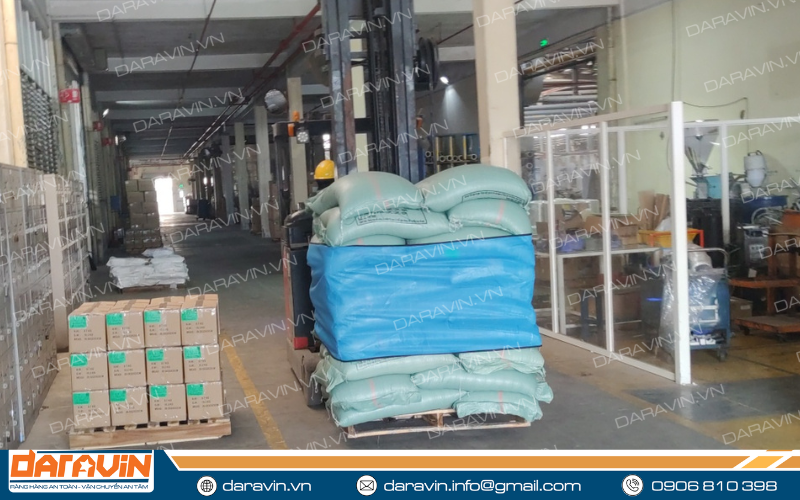 Dùng xe nâng xem xét độ ổn định hàng hóa khi sử dụng lưới quấn pallet DARAVIN tại kho Mainetti Dùng xe nâng xem xét độ ổn định hàng hóa khi sử dụng lưới quấn pallet DARAVIN tại kho Mainetti