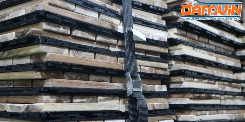 Hàng hóa có tải trọng nặng cũng không thể làm khó được mẫu dây chằng hàng khóa cam Hàng hóa có tải trọng nặng cũng không thể làm khó được mẫu dây chằng hàng khóa cam