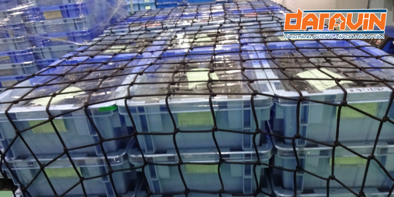 hàng hóa được cố định an toàn bằng lưới thun ràng pallet hàng hóa được cố định an toàn bằng lưới thun ràng pallet