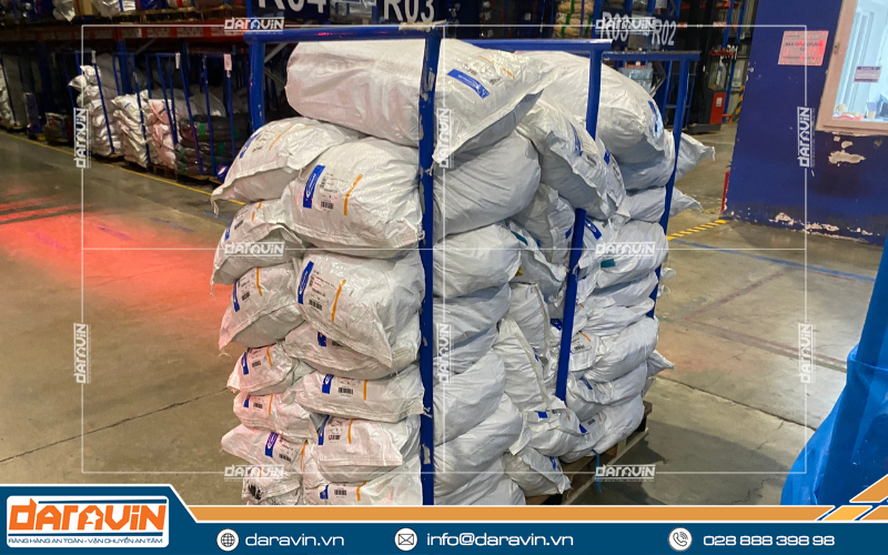 Hiện trạng hàng hóa trong kho Kuehne Nagel vẫn đang sử dụng chủ yếu quấn màng PE Hiện trạng hàng hóa trong kho Kuehne Nagel vẫn đang sử dụng chủ yếu quấn màng PE