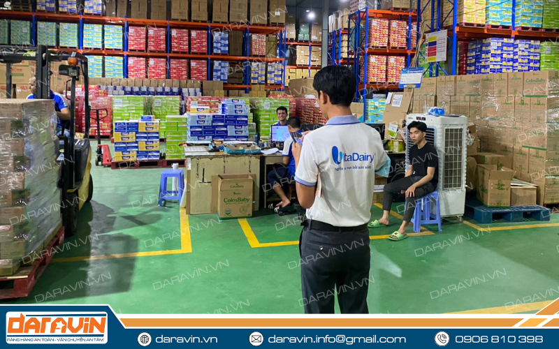 Hiện trạng kho hàng của VitaDairy vẫn đang sử dụng màng Pe để quấn hàng Hiện trạng kho hàng của VitaDairy vẫn đang sử dụng màng Pe để quấn hàng