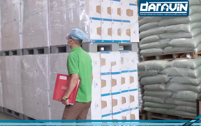 Kho hàng của doanh nghiệp vẫn đang sử dụng các giải pháp quấn hàng truyền thống bằng màng PE Kho hàng của doanh nghiệp vẫn đang sử dụng các giải pháp quấn hàng truyền thống bằng màng PE