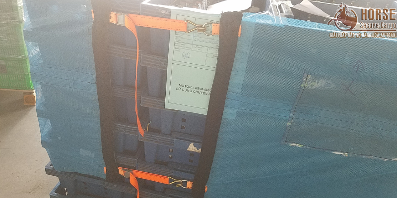 lưới quấn pallet dùng dây chằng hàng khóa cam móc J cho công ty sản xuất vật liệu cơ khí lưới quấn pallet dùng dây chằng hàng khóa cam móc J cho công ty sản xuất vật liệu cơ khí