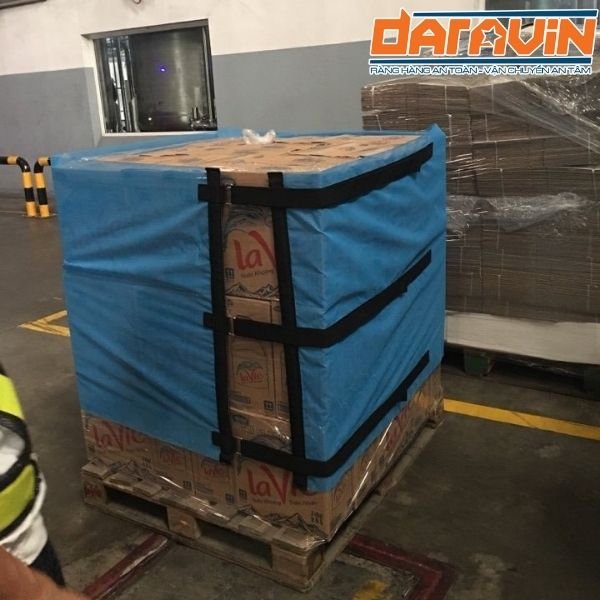 Lưới quấn pallet tái sử dụng cho công ty nước uống đóng chai lavie Lưới quấn pallet tái sử dụng cho công ty nước uống đóng chai lavie