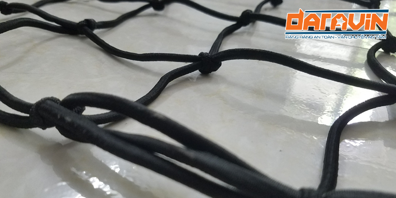 Được sản xuất từ những sợi thun tròn chất lượng và được dệt thủ công hoàn toàn Được sản xuất từ những sợi thun tròn chất lượng và được dệt thủ công hoàn toàn