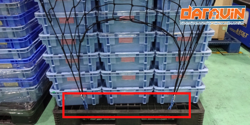 Móc snaphook được trang bị trên lưới thun ràng pallet giúp cố định chắc chắn hàng hóa Móc snaphook được trang bị trên lưới thun ràng pallet giúp cố định chắc chắn hàng hóa