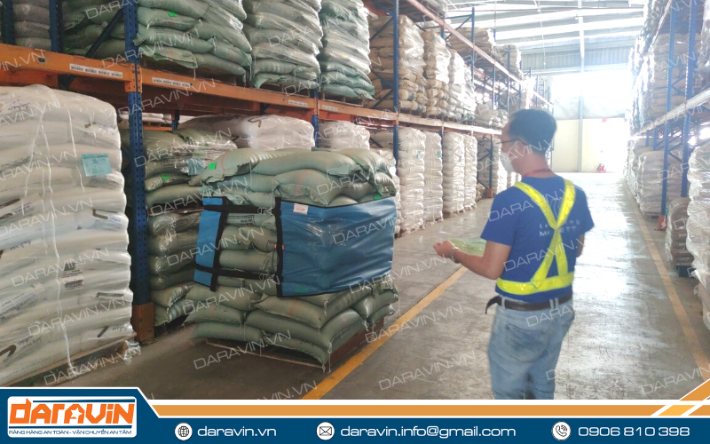 Nhân viên kho Mainetti tiến hành xem xét tính ổn định của lưới quấn pallet Nhân viên kho Mainetti tiến hành xem xét tính ổn định của lưới quấn pallet