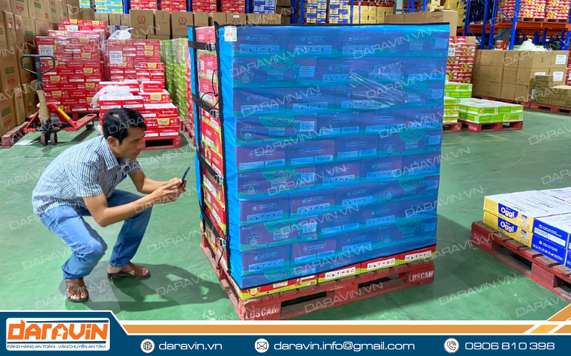 Nhân viên kho Vitadairy kiểm tra và xem xét mẫu lưới được nâng cấp Nhân viên kho Vitadairy kiểm tra và xem xét mẫu lưới được nâng cấp