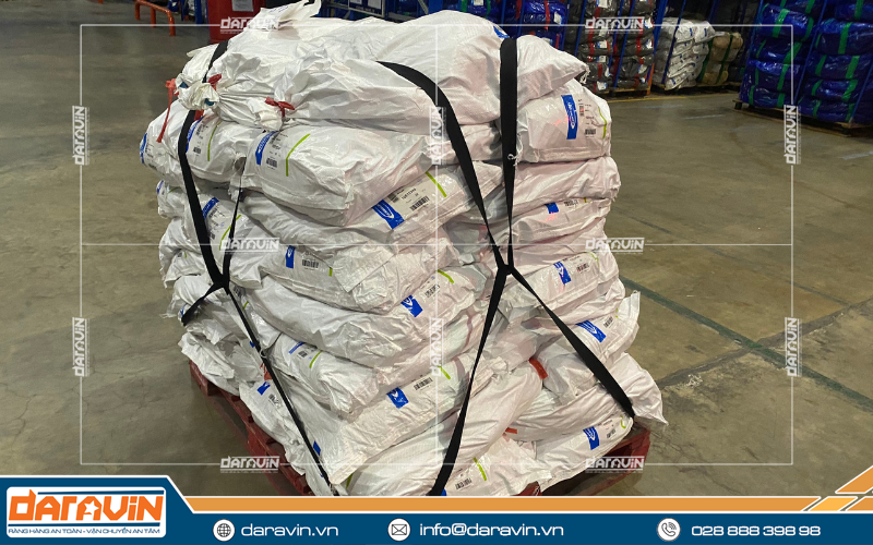 Sử dụng dây thun ràng chéo để cố định hàng bao bì Sử dụng dây thun ràng chéo để cố định hàng bao bì