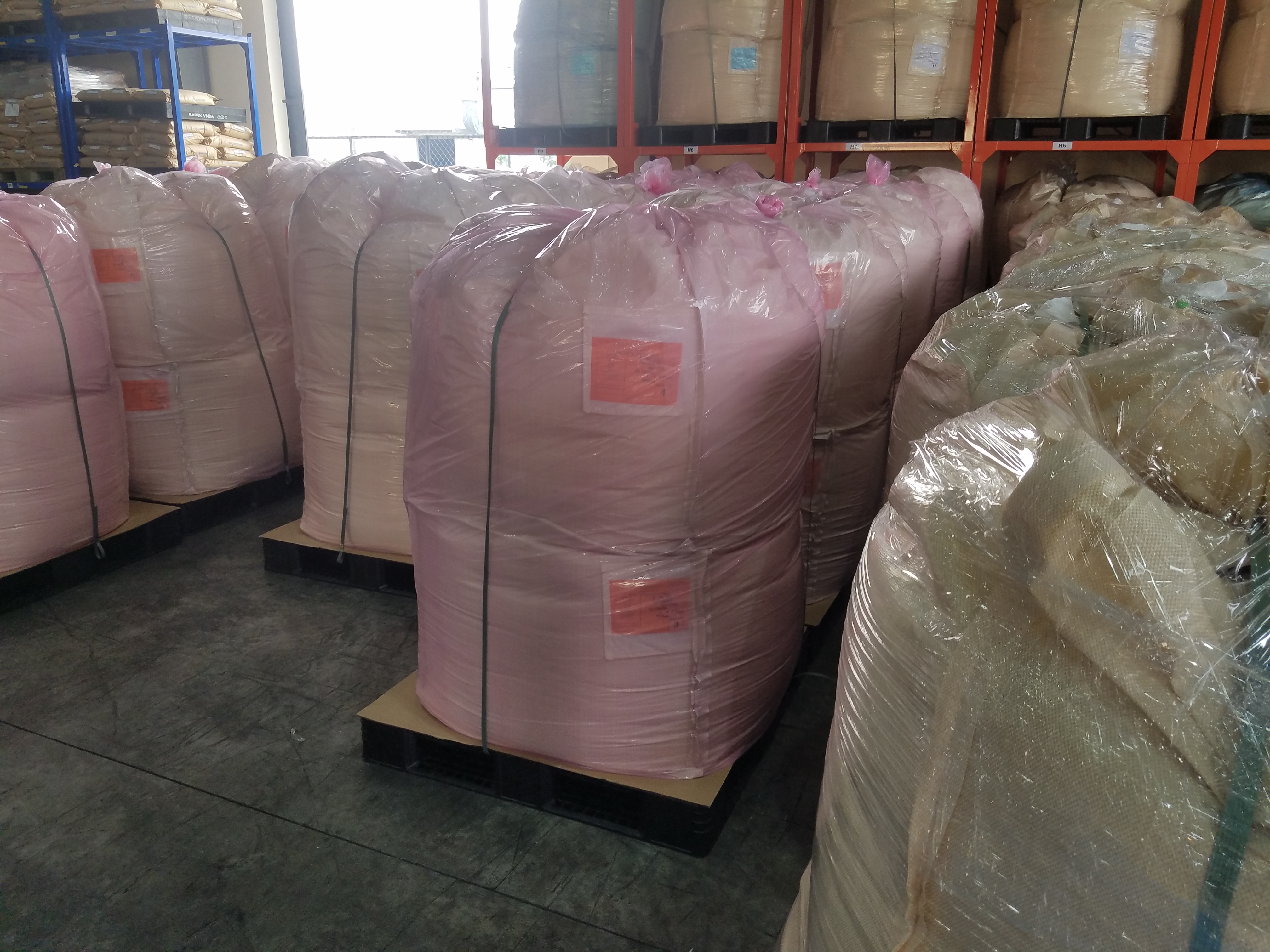 Các bao nhựa pvc trước đây được quấn bằng màng PE thông thường Các bao nhựa pvc trước đây được quấn bằng màng PE thông thường