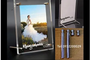 Khung mica để bàn có 4 chốt inox (2 dài, 2 ngắn)