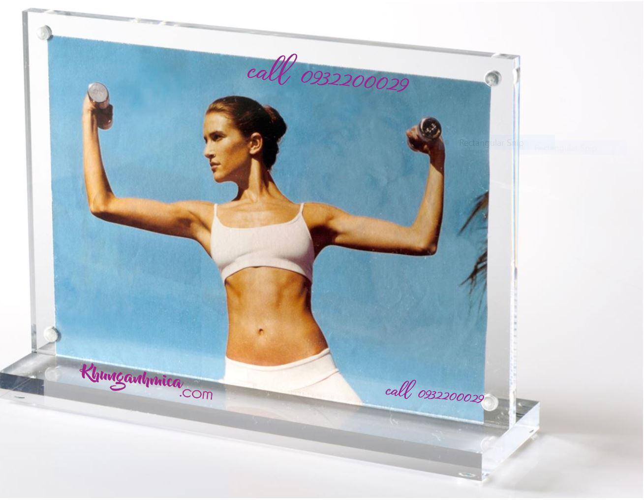 treo tường sử dụng nhiều. Khung mica treo tường giá rẻ cao cấp, khung ảnh mica để bàn các cỡ. Như vậy lớp mica trong suốt bảo vệ được vẻ đẹp hoàn mỹ của ảnh. Những mẫu khung của chúng tôi trưng bày luôn đáp ứng nhu cầu của quý khách hàng