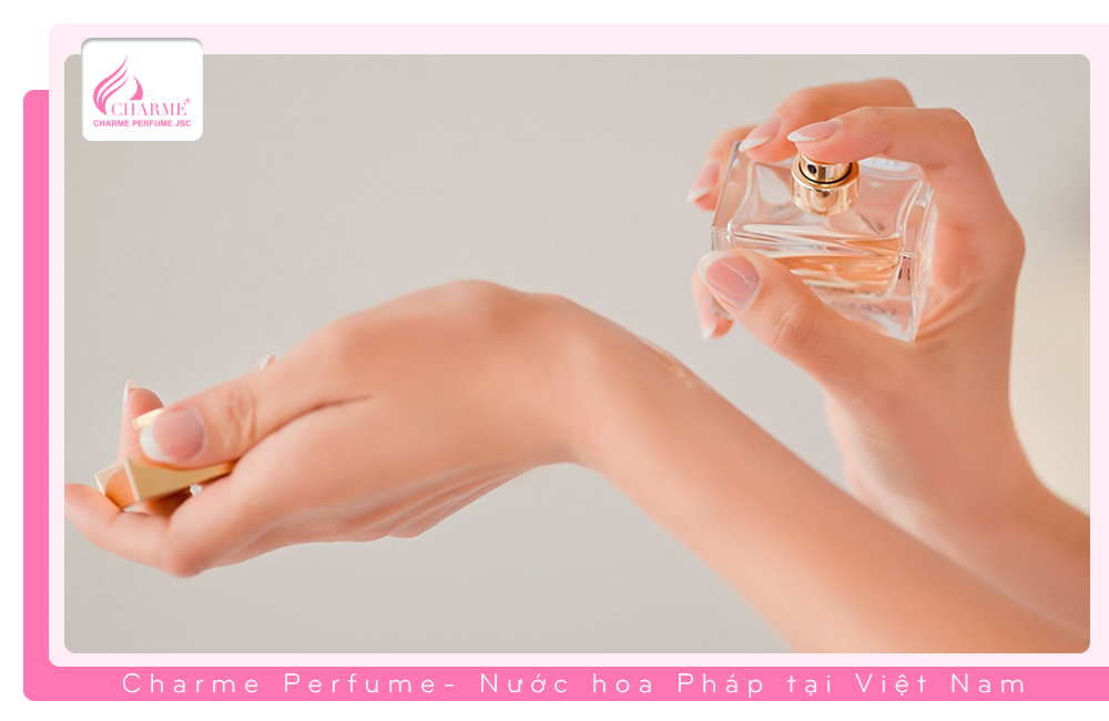 Cách Xịt Nước Hoa Thơm Lâu