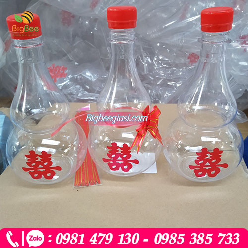 Có thể buộc thêm nơ, dán thêm chữ Hỷ để trang trí cho chai Có thể buộc thêm nơ, dán thêm chữ Hỷ để trang trí cho chai