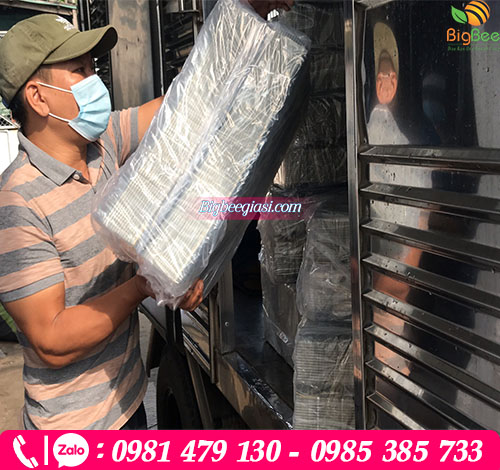 Hình ảnh thực tế lên hàng hộp nhựa đi giao cho khách Hình ảnh thực tế lên hàng hộp nhựa đi giao cho khách