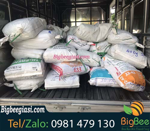 Hoạt động giao túi xốp cho khách Hoạt động giao túi xốp cho khách