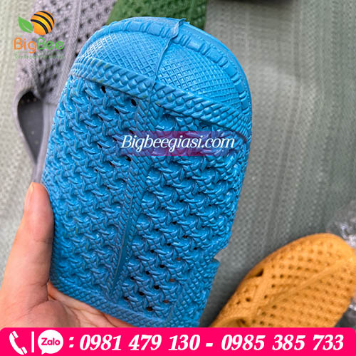 Dép tổ ong bít mũi đi mưa Đế chống trơn trượt Dép tổ ong bít mũi đi mưa Đế chống trơn trượt