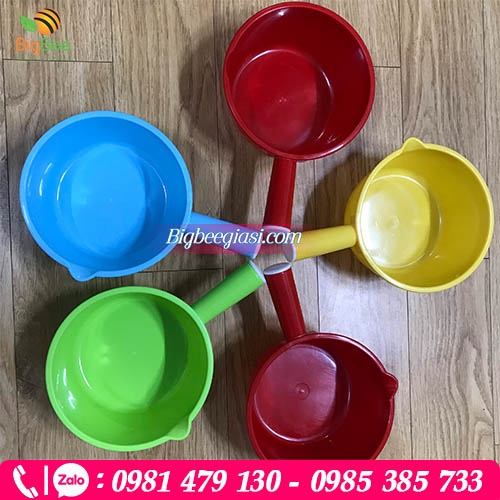 Gáo múc nước nhựa cán tròn có mỏ Gáo múc nước nhựa cán tròn có mỏ