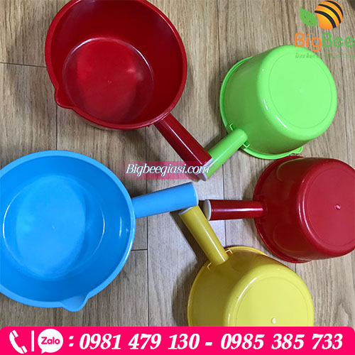 Gáo múc nước có mỏ đủ màu