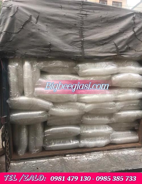 Những xe hàng ly nhựa dùng 1 lần chuẩn bị đi giao cho khách