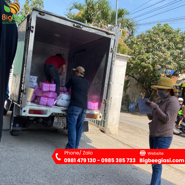 Thu Hồng hỗ trợ giao hàng tận nơi, miễn phí ship tại TPHCM Thu Hồng hỗ trợ giao hàng tận nơi, miễn phí ship tại TPHCM