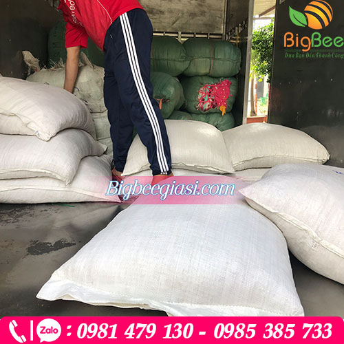 Hình ảnh nhân viên Thu Hồng lên hàng dây thun đi giao cho khách.