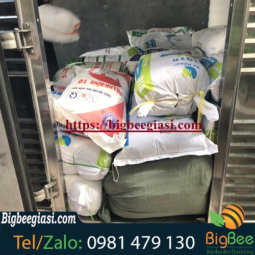 Thu Hồng đi giao túi xốp cho khách Thu Hồng đi giao túi xốp cho khách